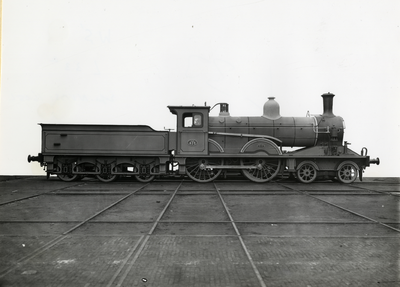 808473 Afbeelding van de fabrieksnieuwe stoomlocomotief nr. 425 (serie 421-460) van de H.S.M.N.B. Dit locomotieftype is ...